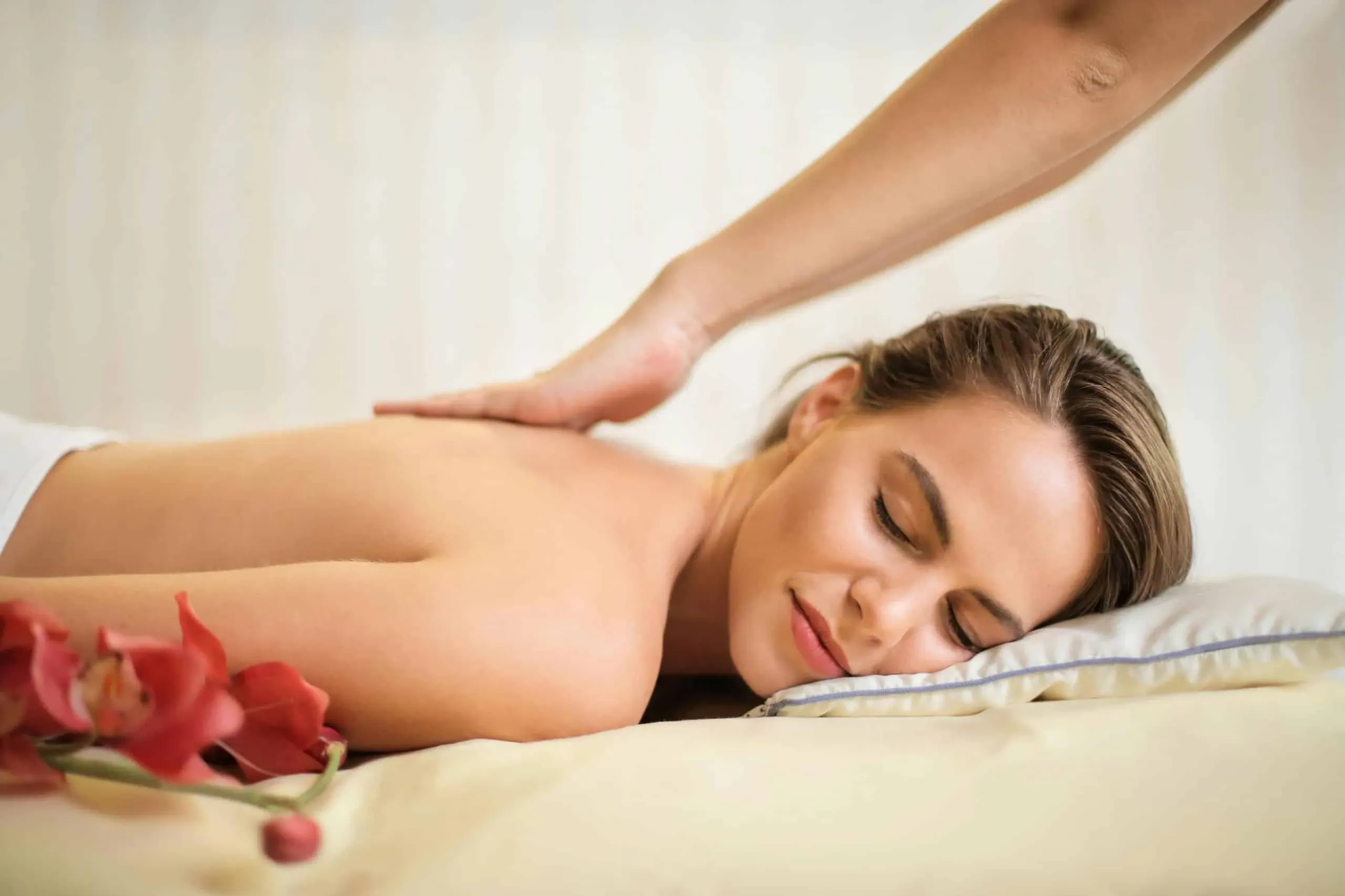 Entspannende Rückenmassage in ruhiger Atmosphäre